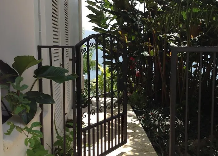 Heliconia Hall Bed and breakfast